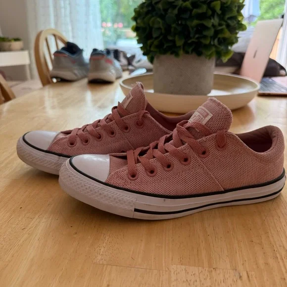 Pink Converse - Picture 2 of 7